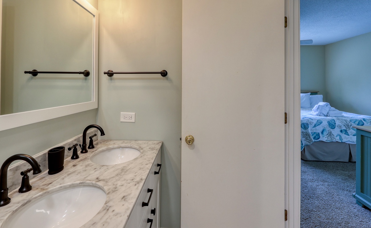 Upstairs Double Queen Suite Bathroom