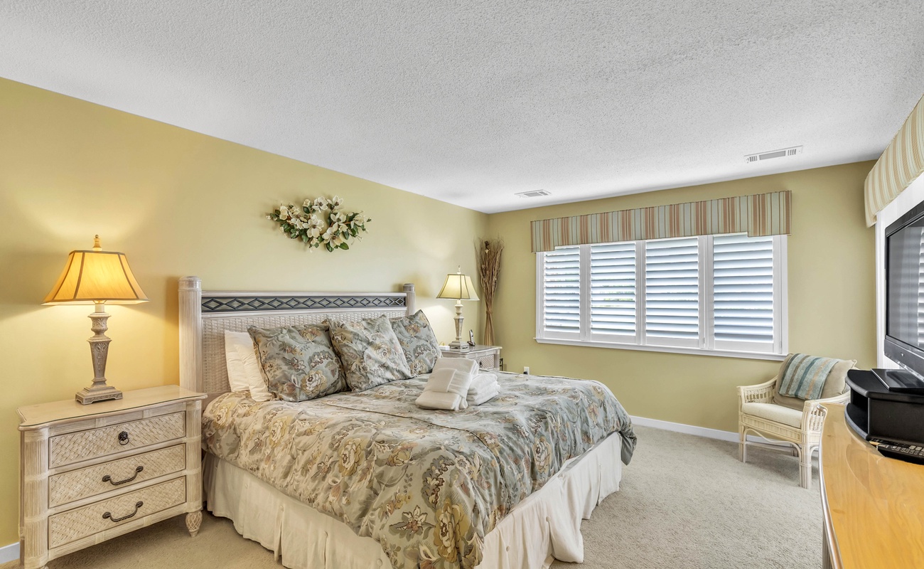 Primary Suite with King Bed and En-Suite Bathroom