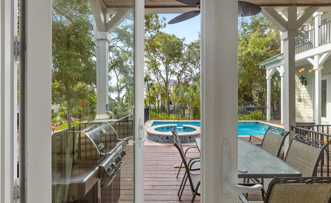 Outdoor Dining for 6 and Grill~ Spa