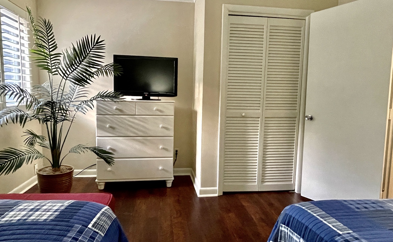 Guest Bedroom with 2 Double Beds