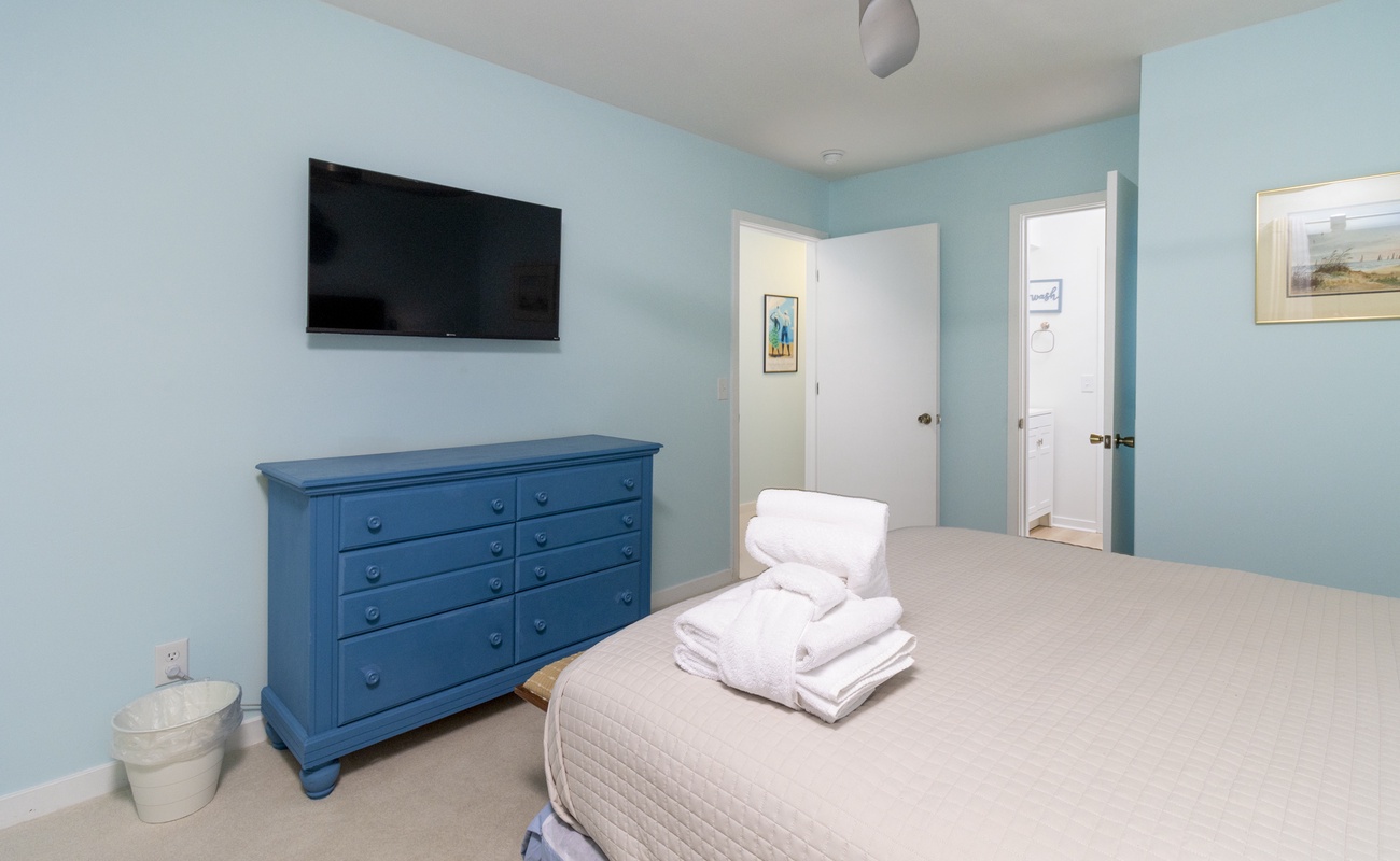 Guest Bedroom with Queen Bed