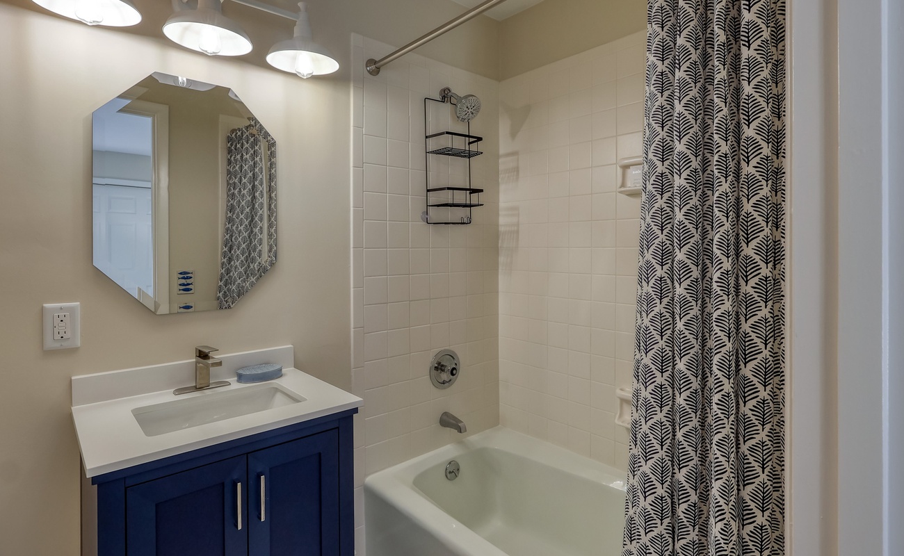 Queen Suite Bathroom