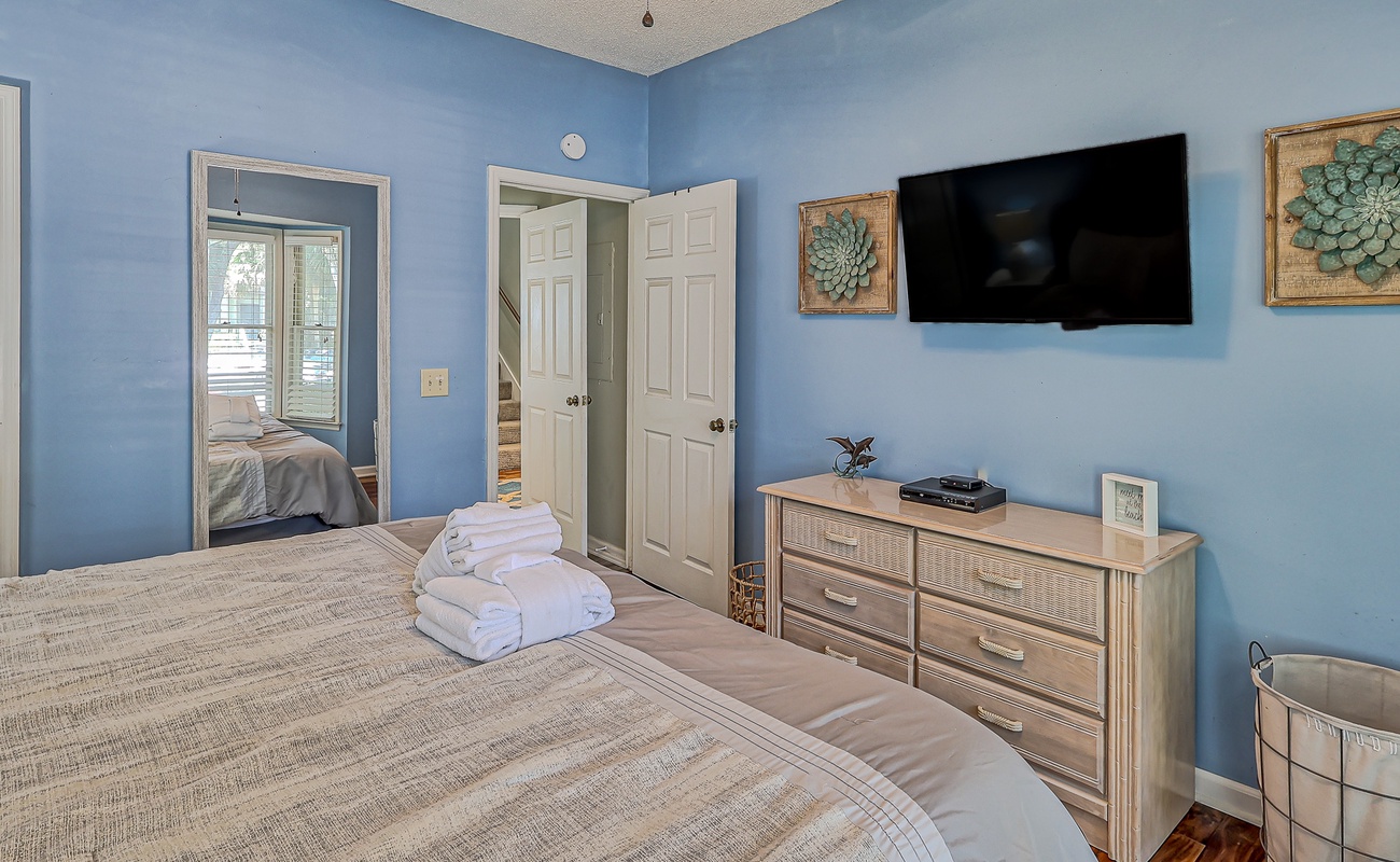 1st Floor Guest King Suite