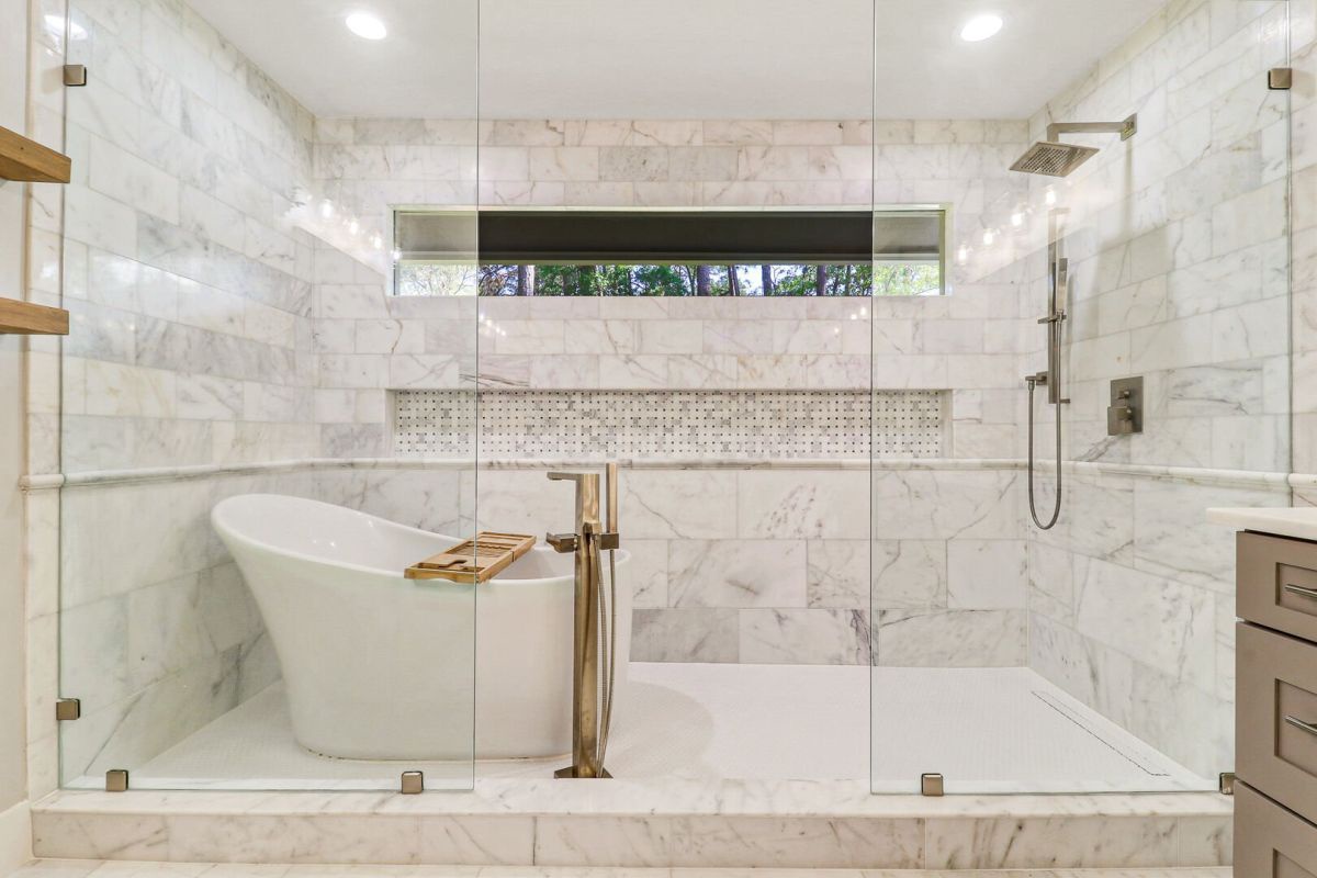 Primary En-Suite Bathroom