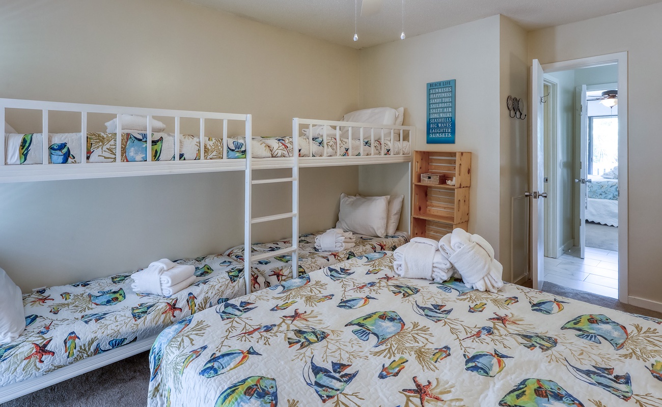 Guest Room with Queen and Four Single Twin Bunks