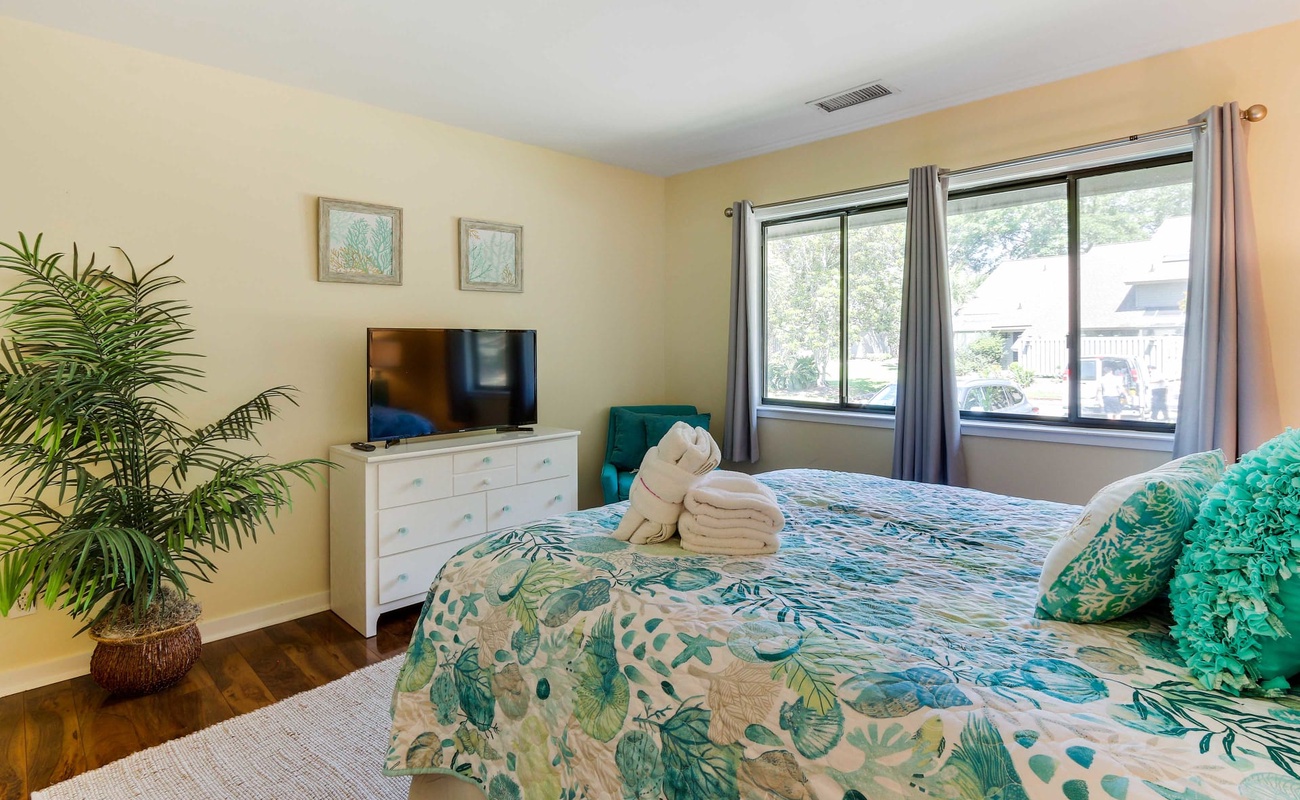 Main Floor Queen Bedroom