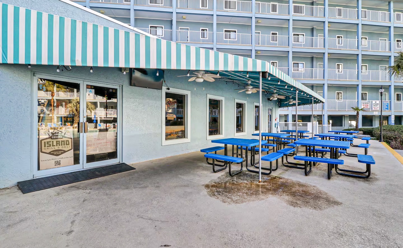 Island Grill and Deli By Outdoor Pool