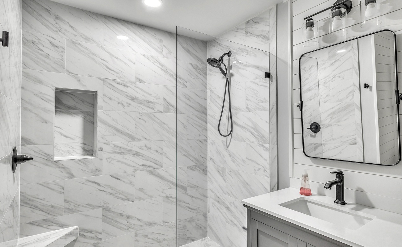 Primary En-Suite Bathroom