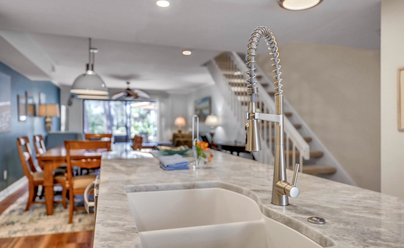 Kitchen and Breakfast Bar