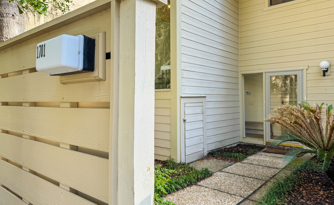 Exterior Entrance Courtyard