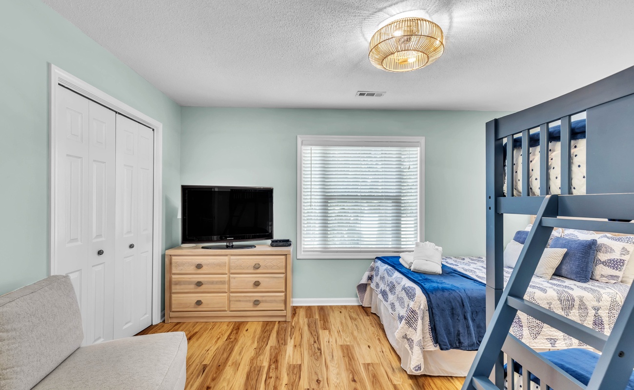 Guest Bedroom with Queen Bed and Twin Bunk Bed with En-Suite Bathroom