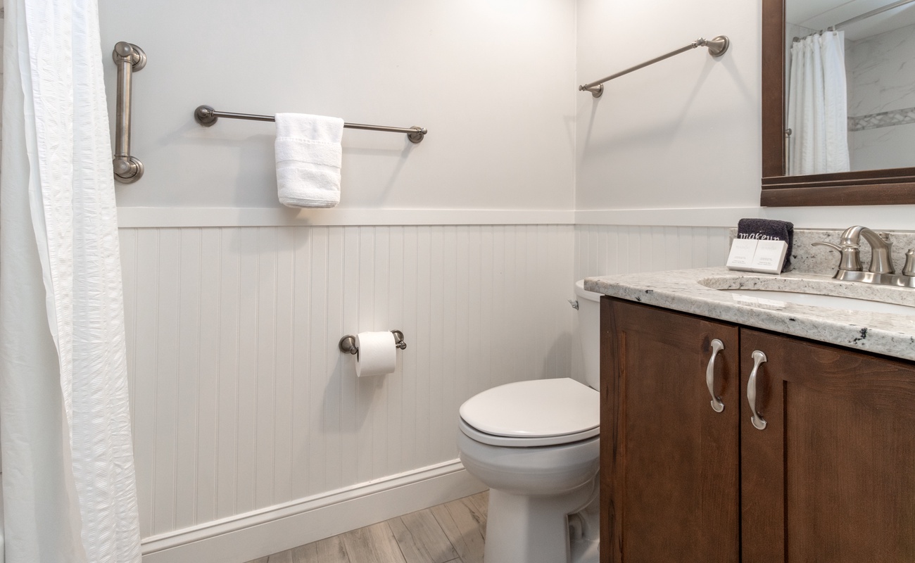 Upstairs Full Bathroom