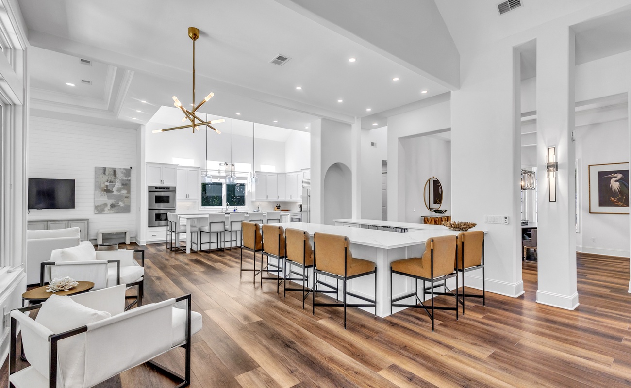 Open Living Space with Central Bar Near Kitchen