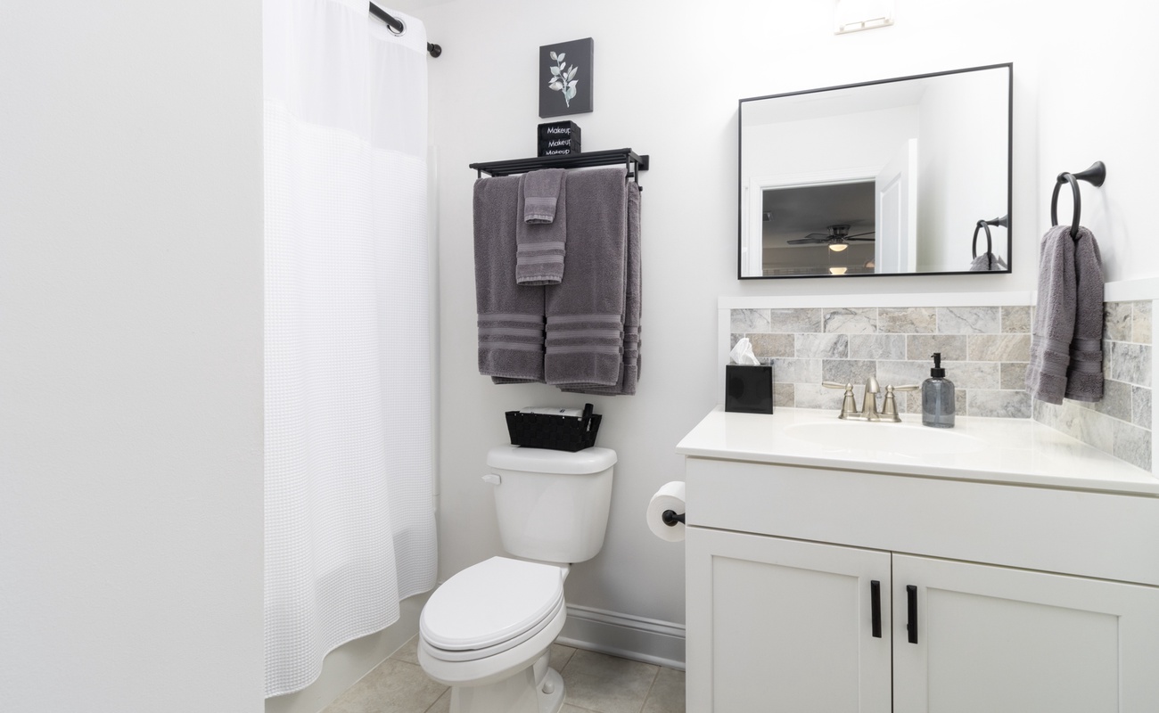 Upstairs Full Bathroom