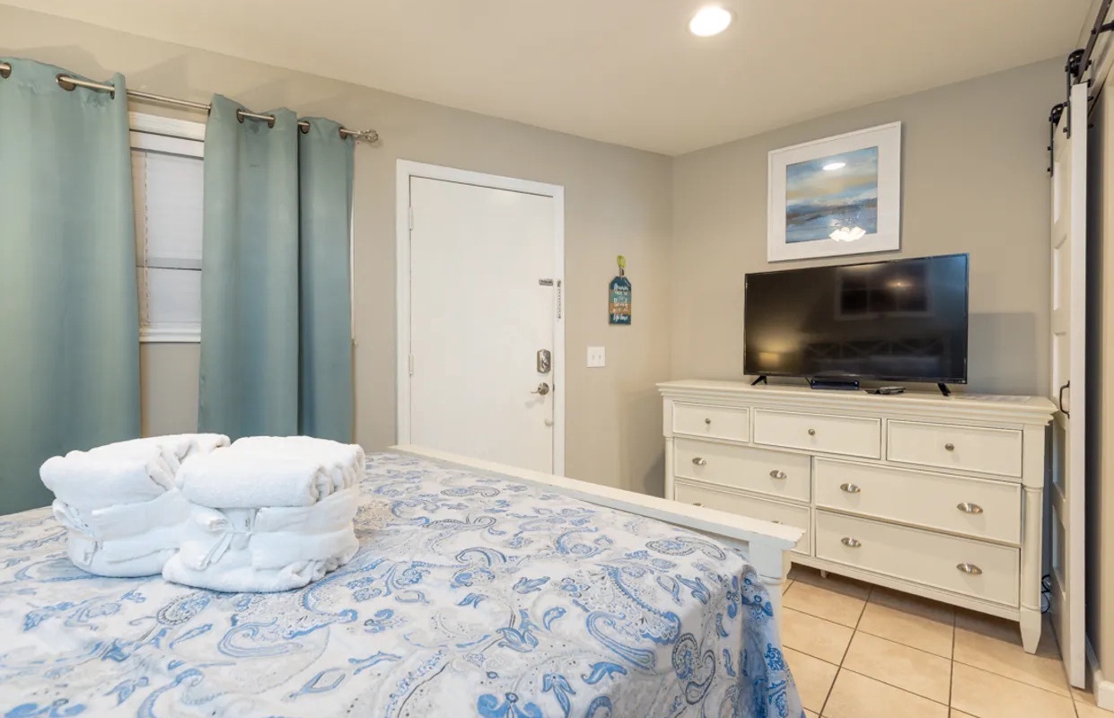 Queen Bedroom at Entrance