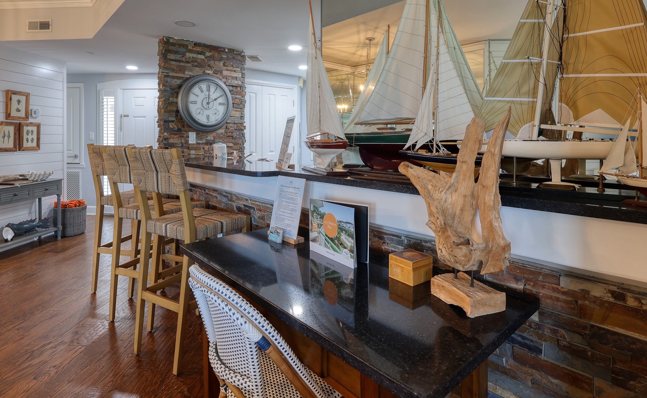 Breakfast Bar and Desk