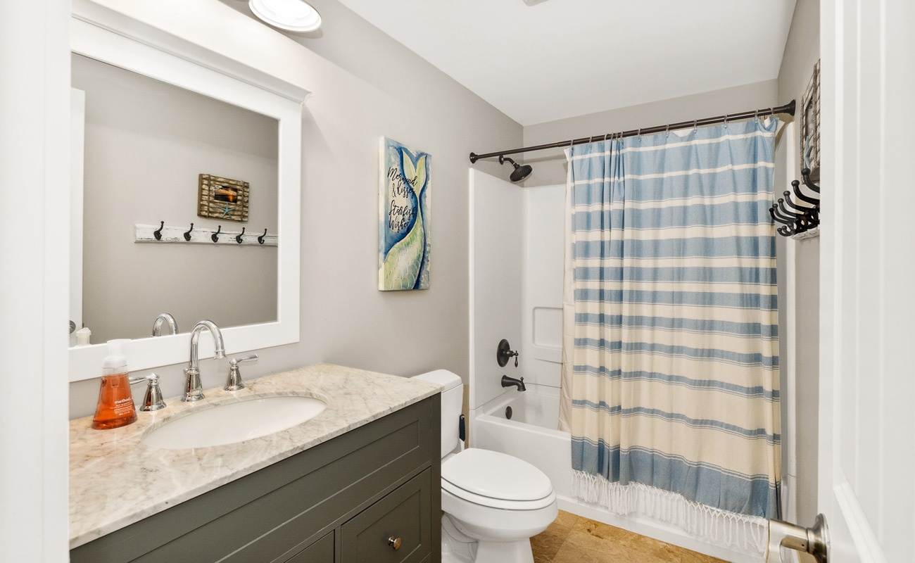 Queen/Twin #2 Private Bath