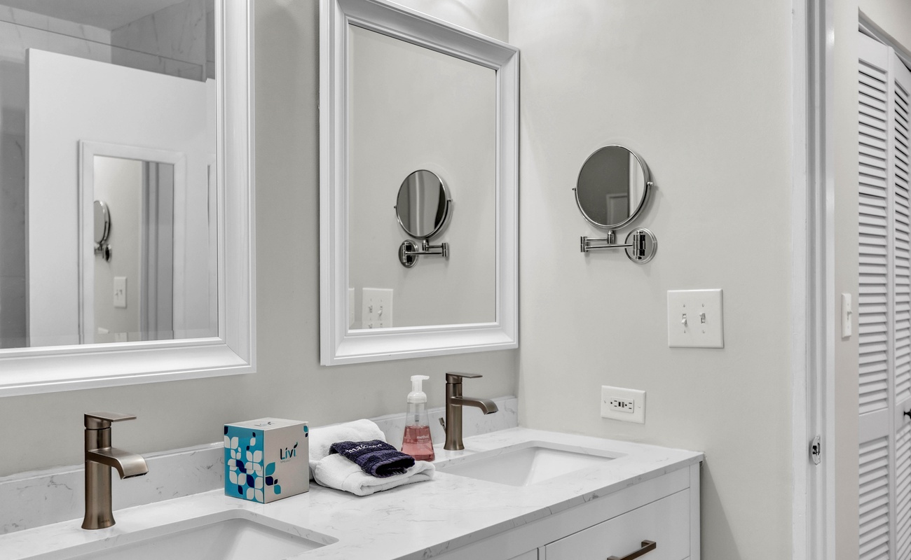 Primary En-Suite Bathroom