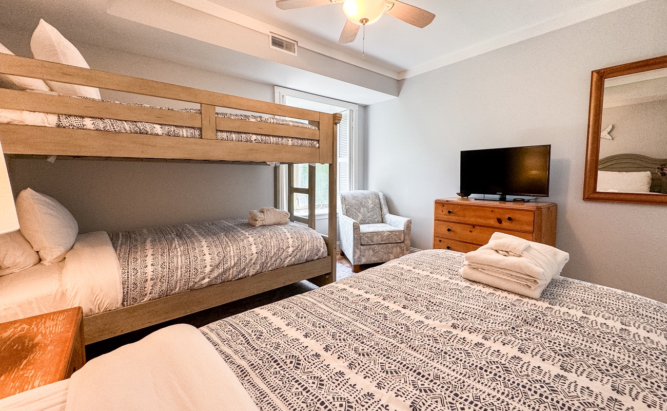 Guest Bedroom with Twin Bunks and Full Bed