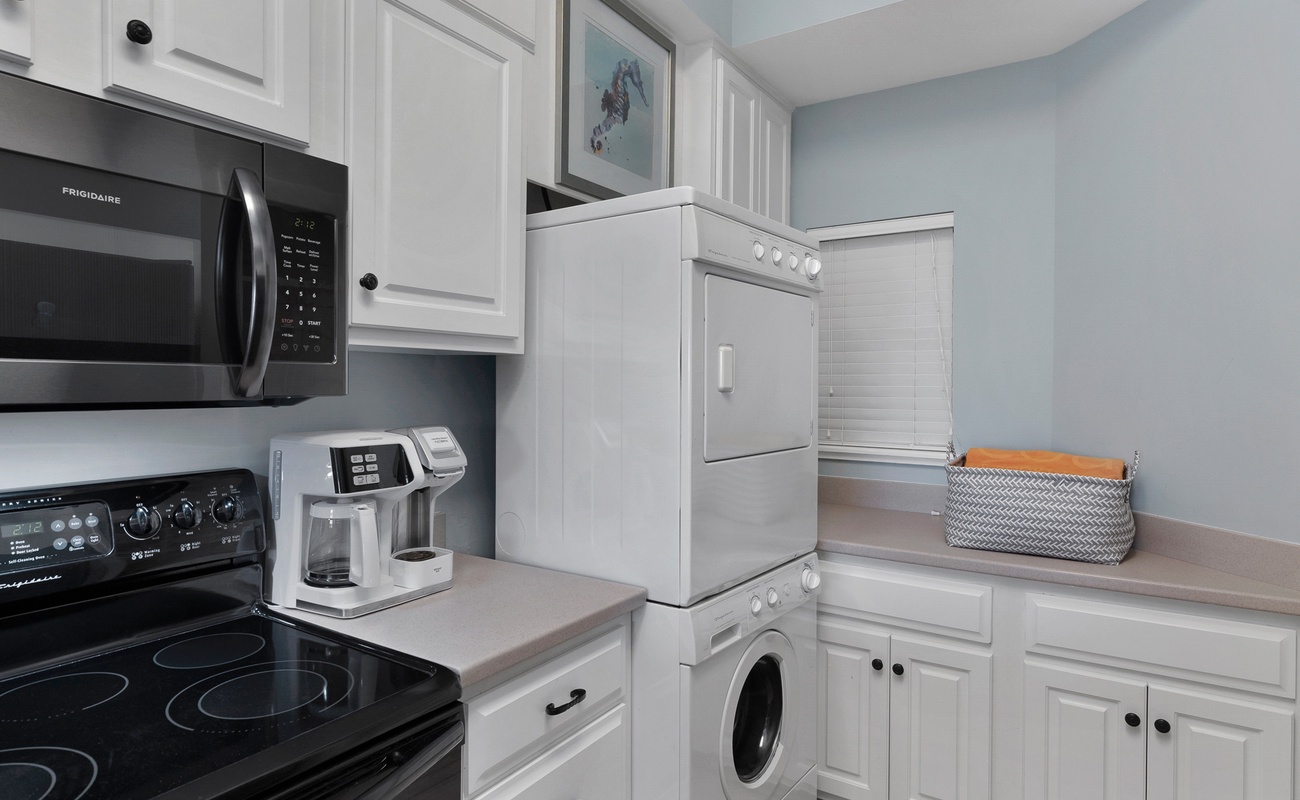 Kitchen with Washer/Dryer