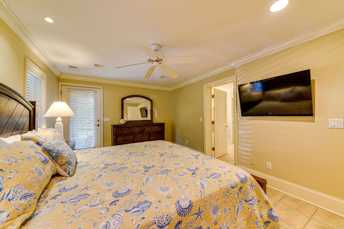 First Floor King Bedroom