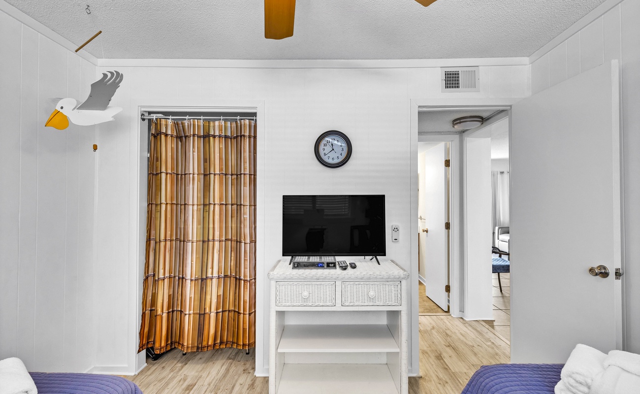 Guest Bedroom with Twin Beds