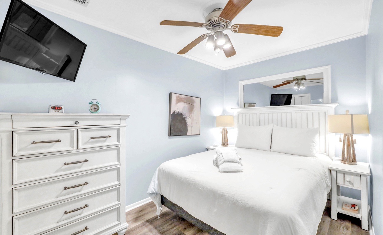 Primary Suite with Queen Bed and En-Suite Bathroom