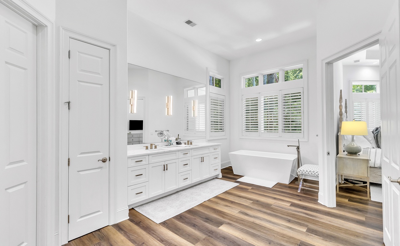 Primary En-Suite Bathroom