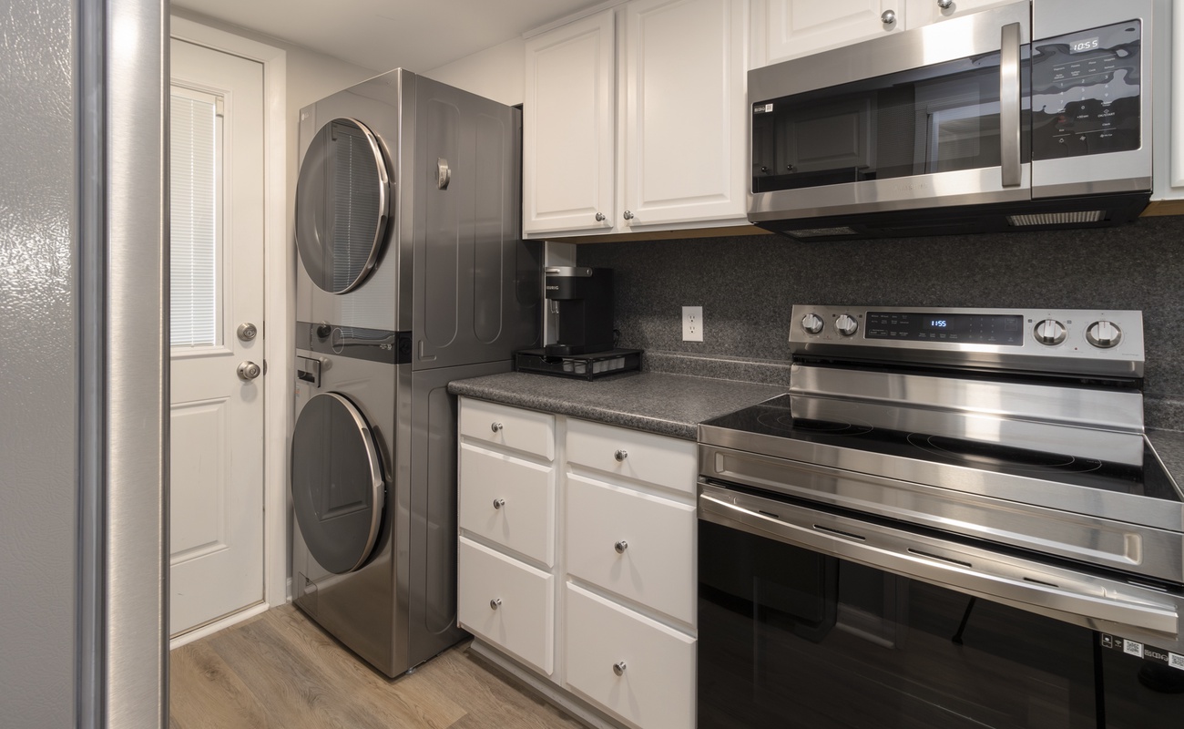 Kitchen and Washer/Dryer