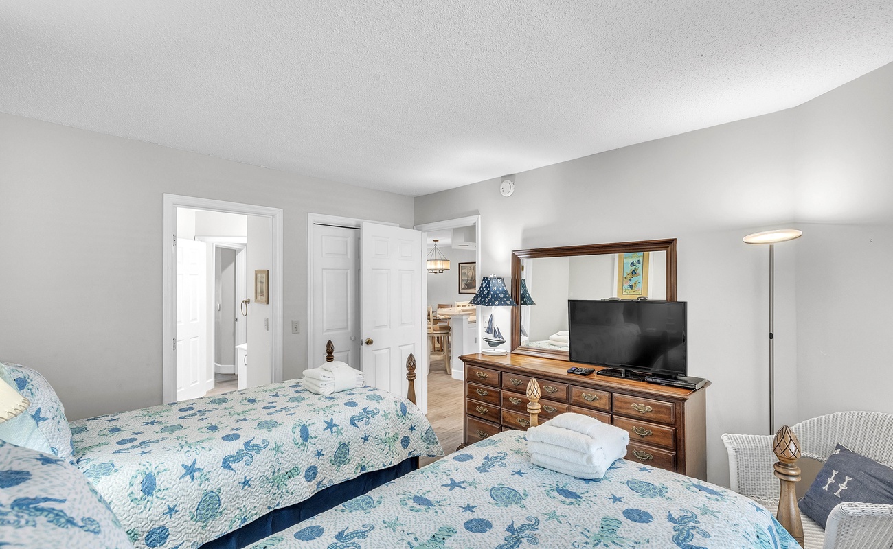 Guest Bedroom with Twin Beds