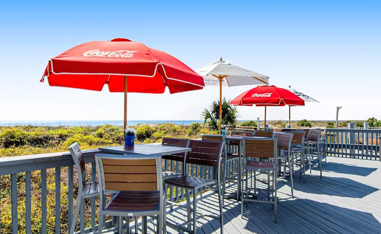 On-Site Restaurant and Bar with View of Ocean