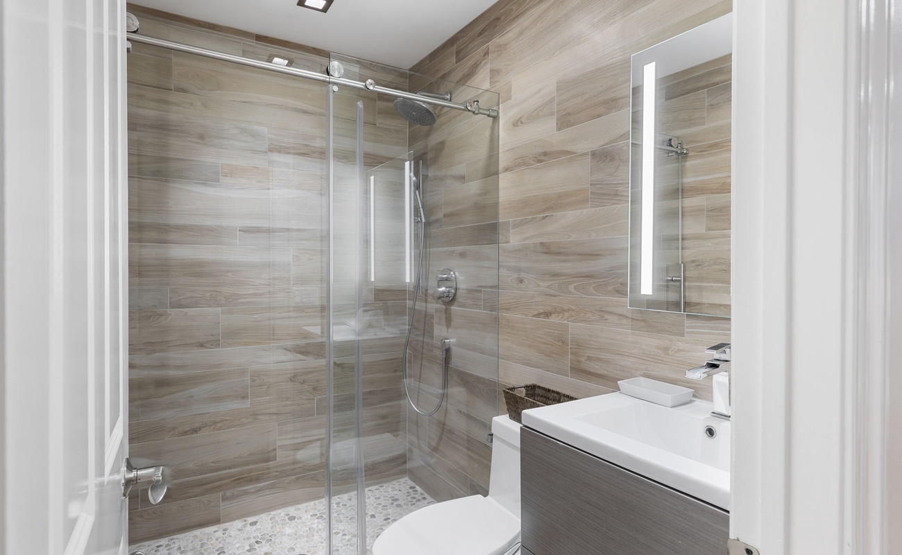 Shared Hallway Bathroom for Queen and Twin Room