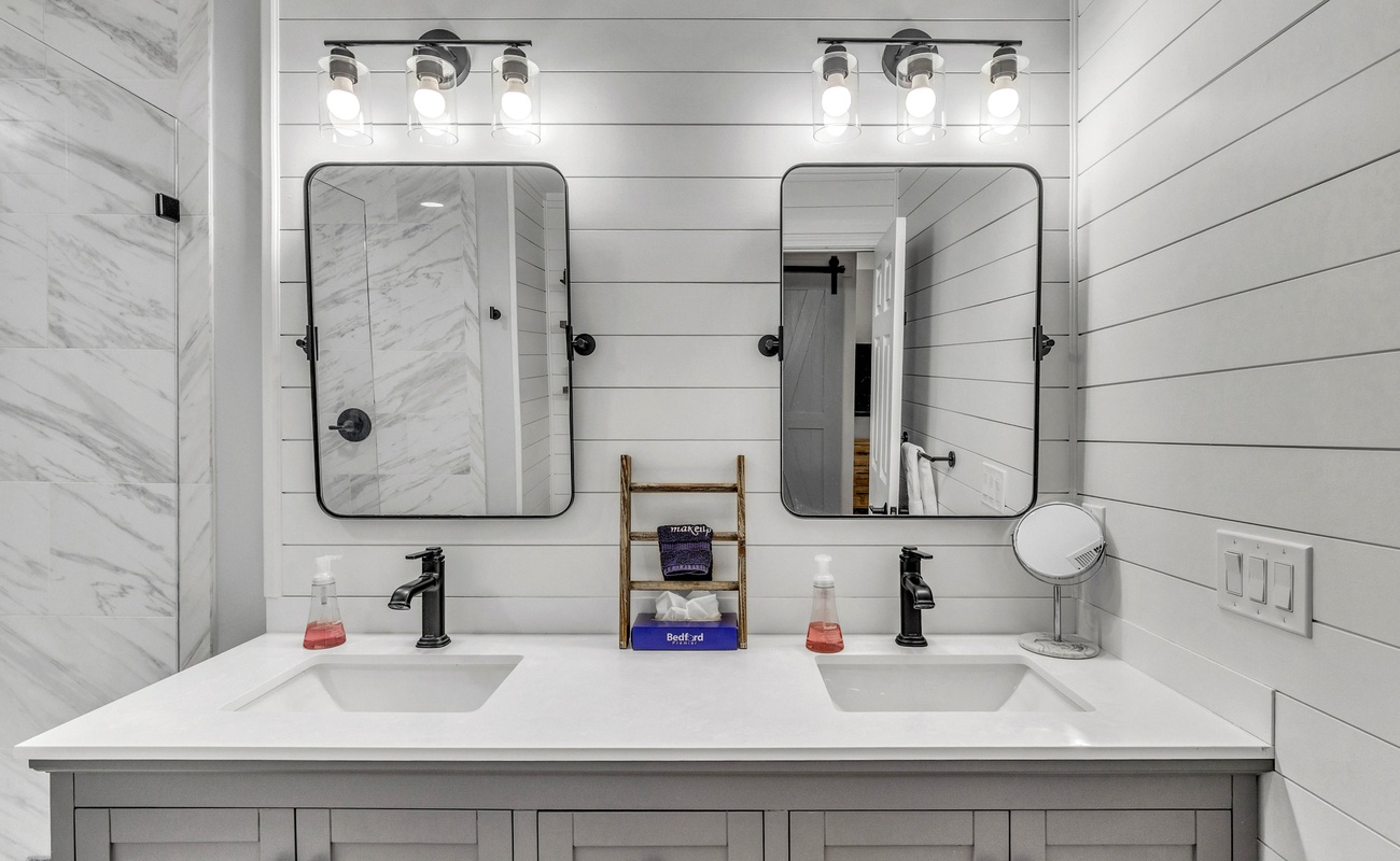 Primary En-Suite Bathroom