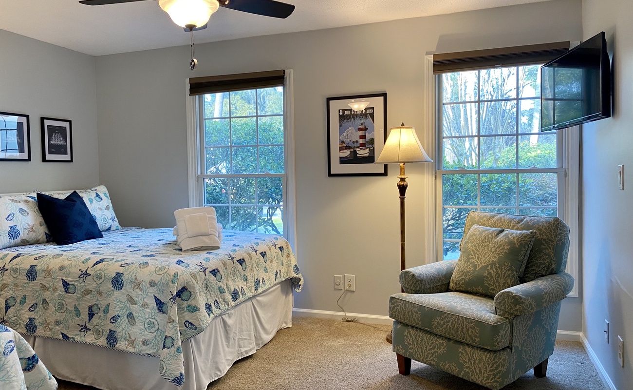 Guest Bedroom with 1 Twin and 1 Queen