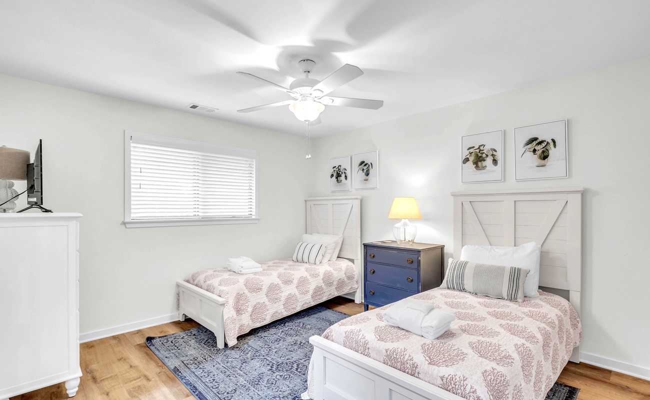 Guest Bedroom with Twin Beds and Jack And Jill Bathroom