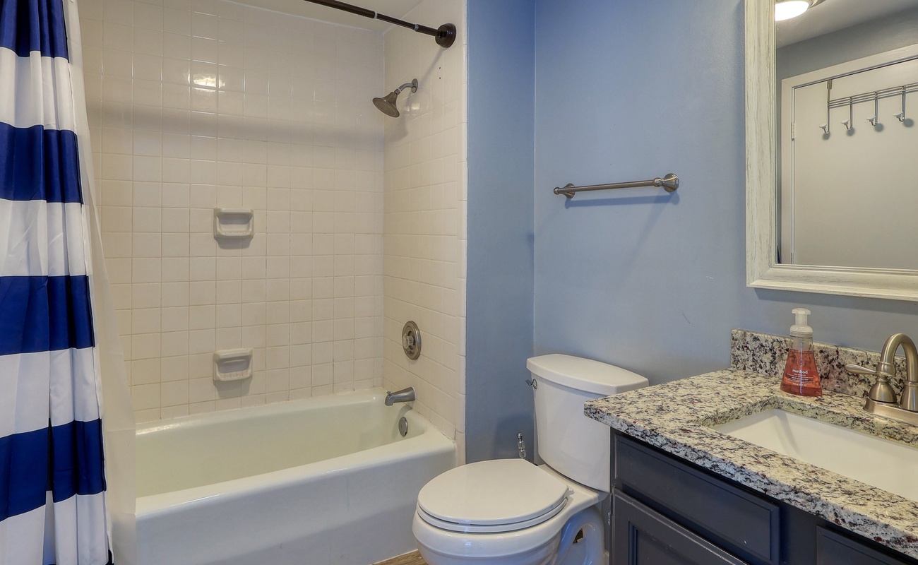 Double Queen Suite Bathroom