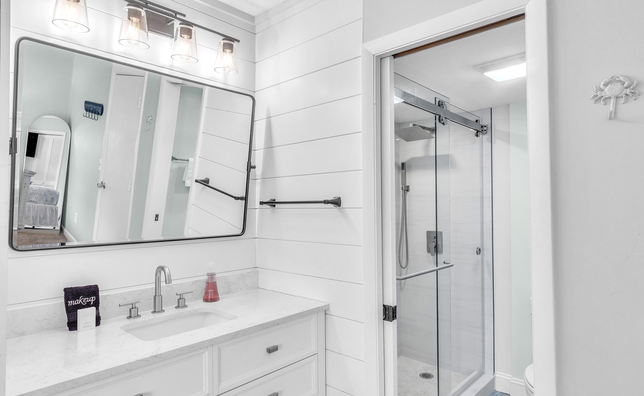 Primary En-Suite Bathroom