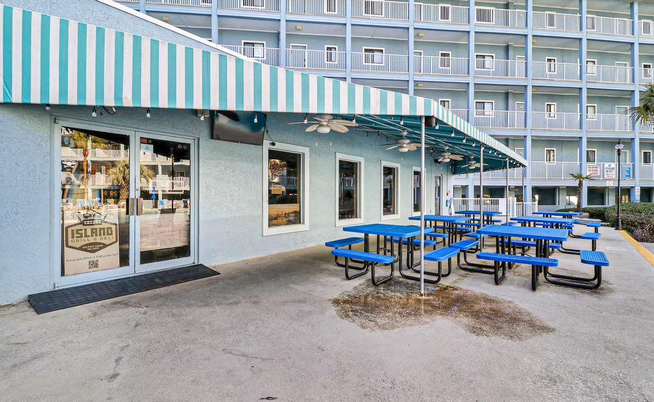Island Grill and Deli By Outdoor Pool. 