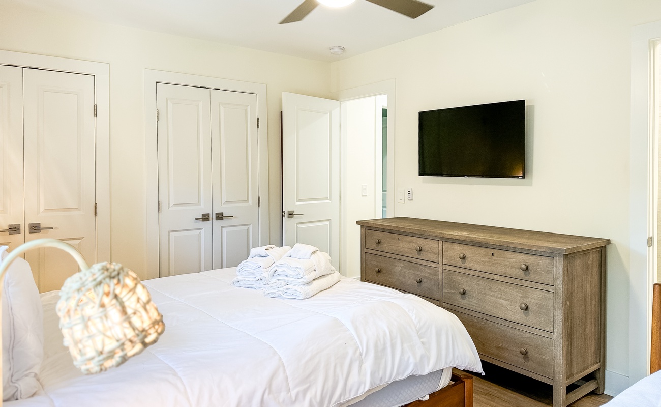 Guest Suite with Queen Bed and Twin Day Bed