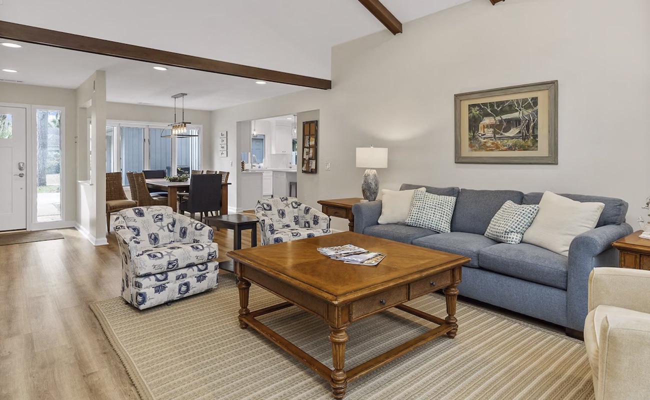 Open Living Area with Vaulted Ceilings