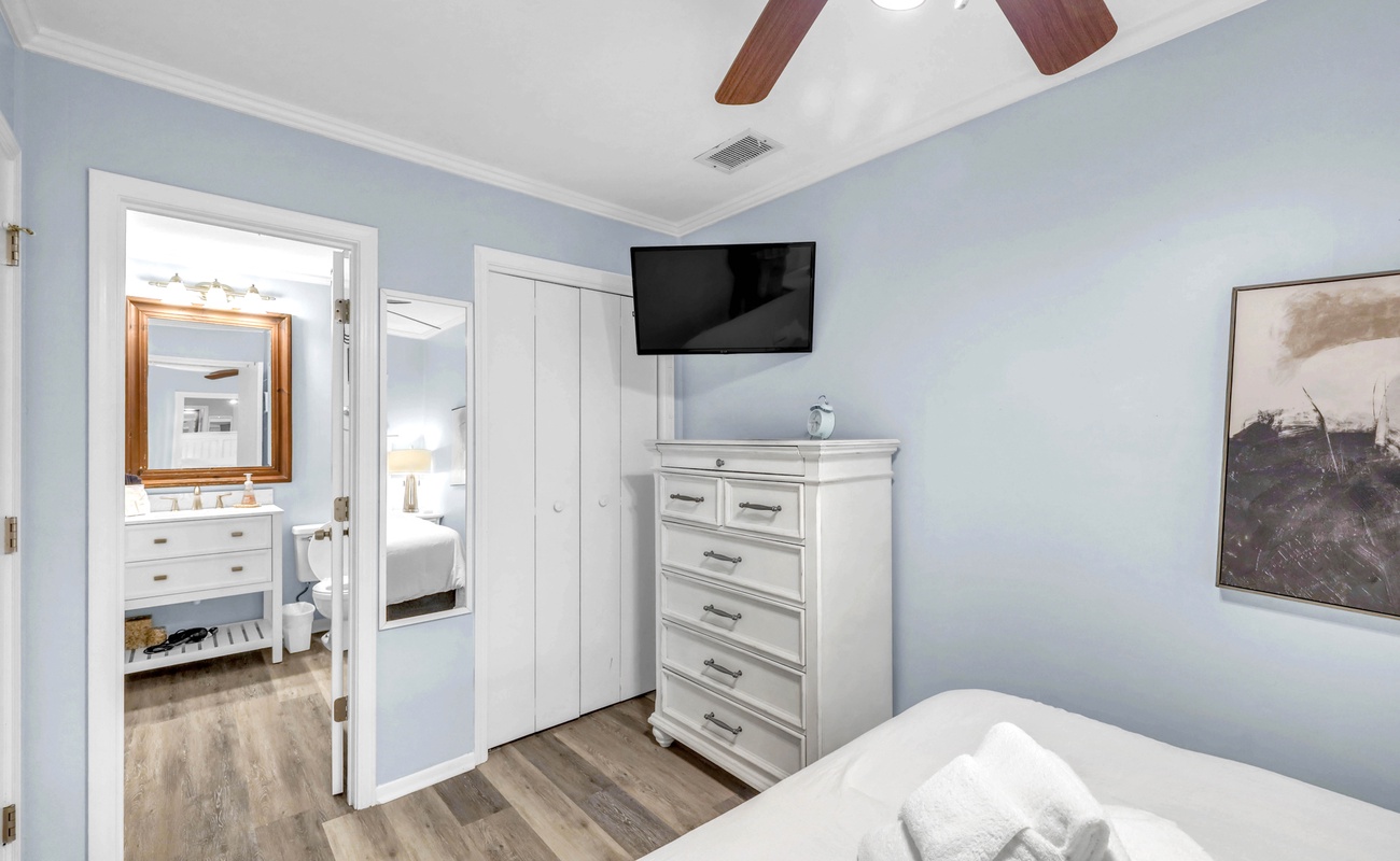 Primary Suite with Queen Bed and En-Suite Bathroom