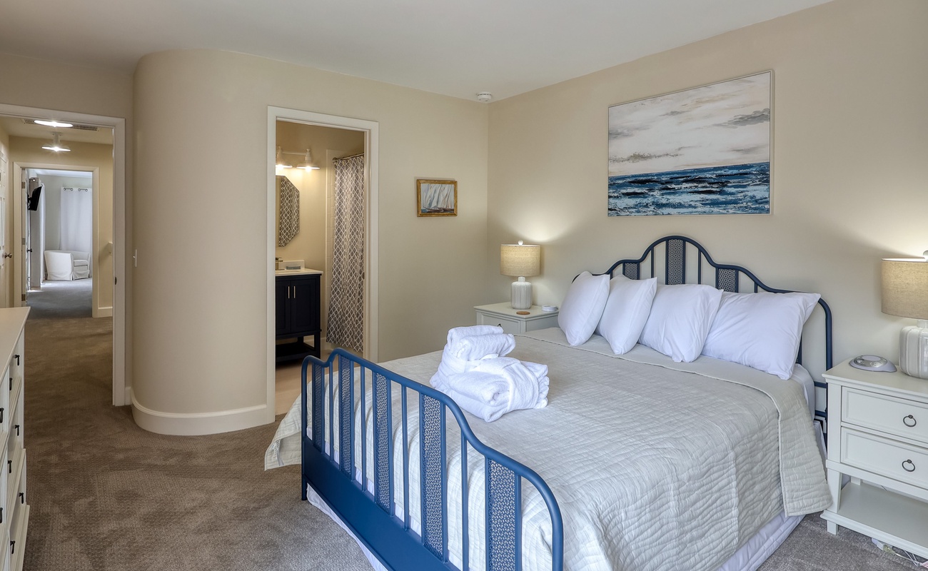 Queen Suite with Shared Balcony