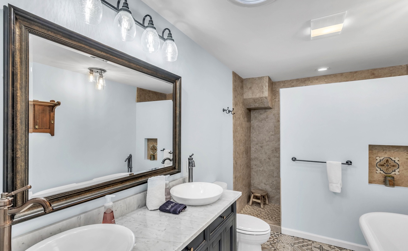 Primary En-Suite Bathroom