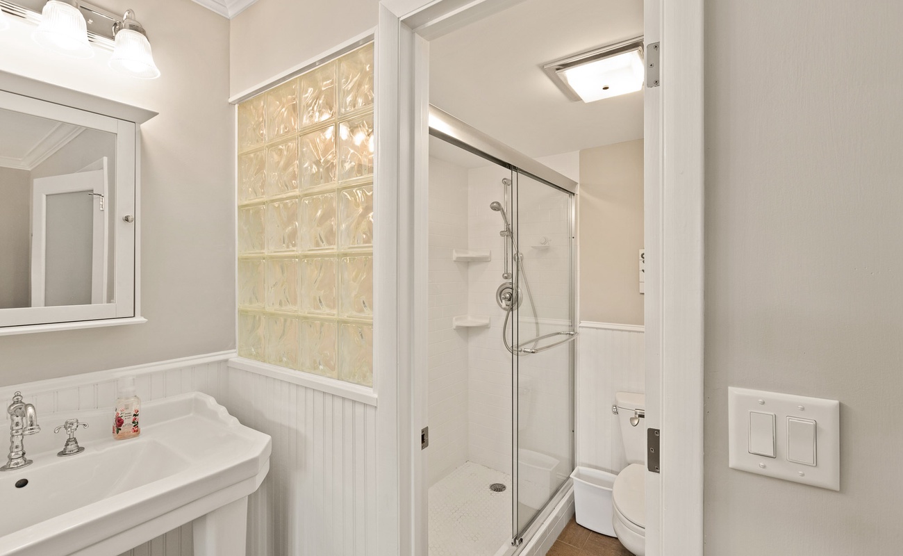 Primary En-Suite Bathroom