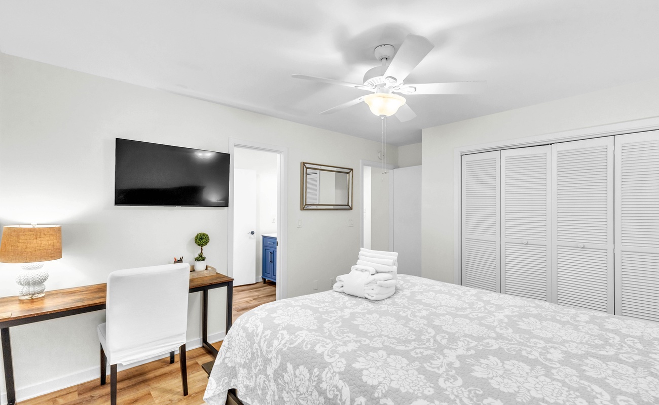 Guest Bedroom with Queen Bedroom and Jack And Jill Bathroom