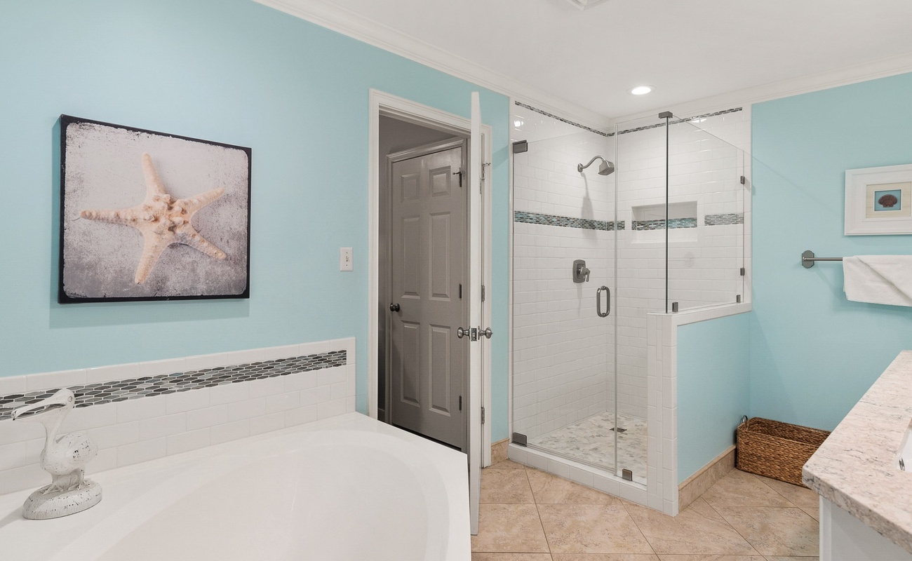 Hall Bath/Guest King Suite Bath