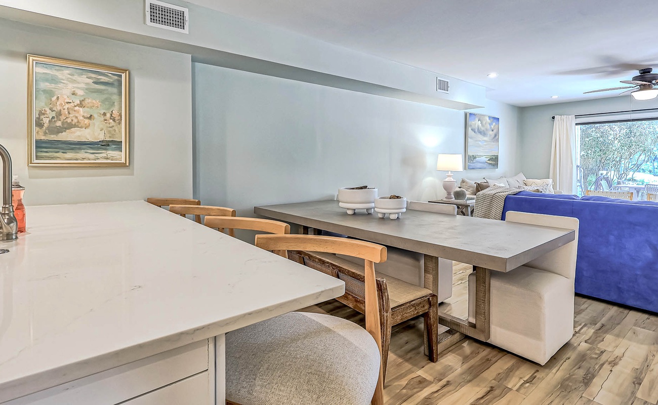 Breakfast Bar and Dining Area