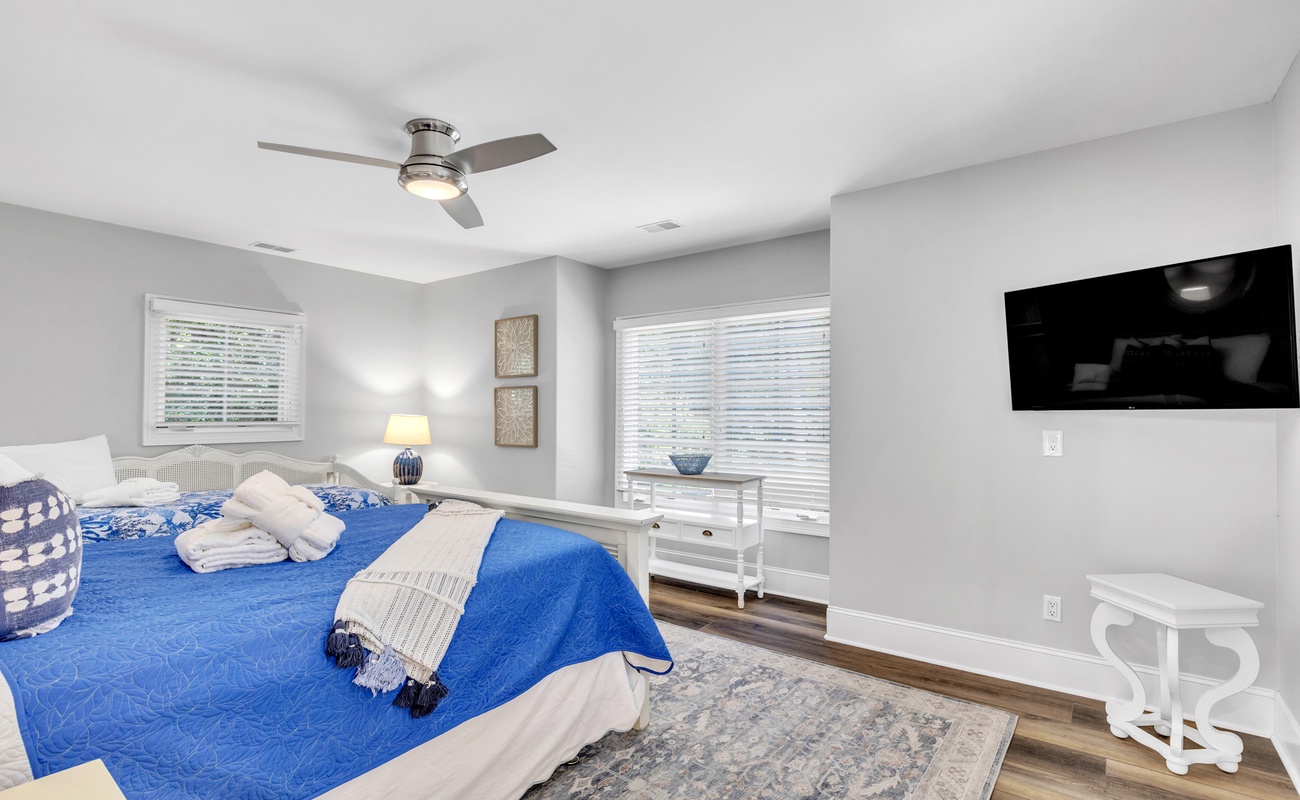 Second Floor Bedroom with Queen Bed, Twin Daybed, and En-Suite Bathroom