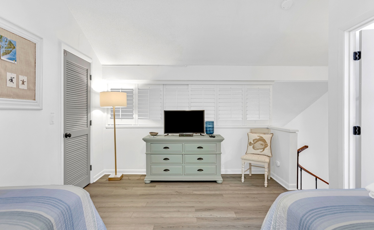 Guest Bedroom with Twin Beds