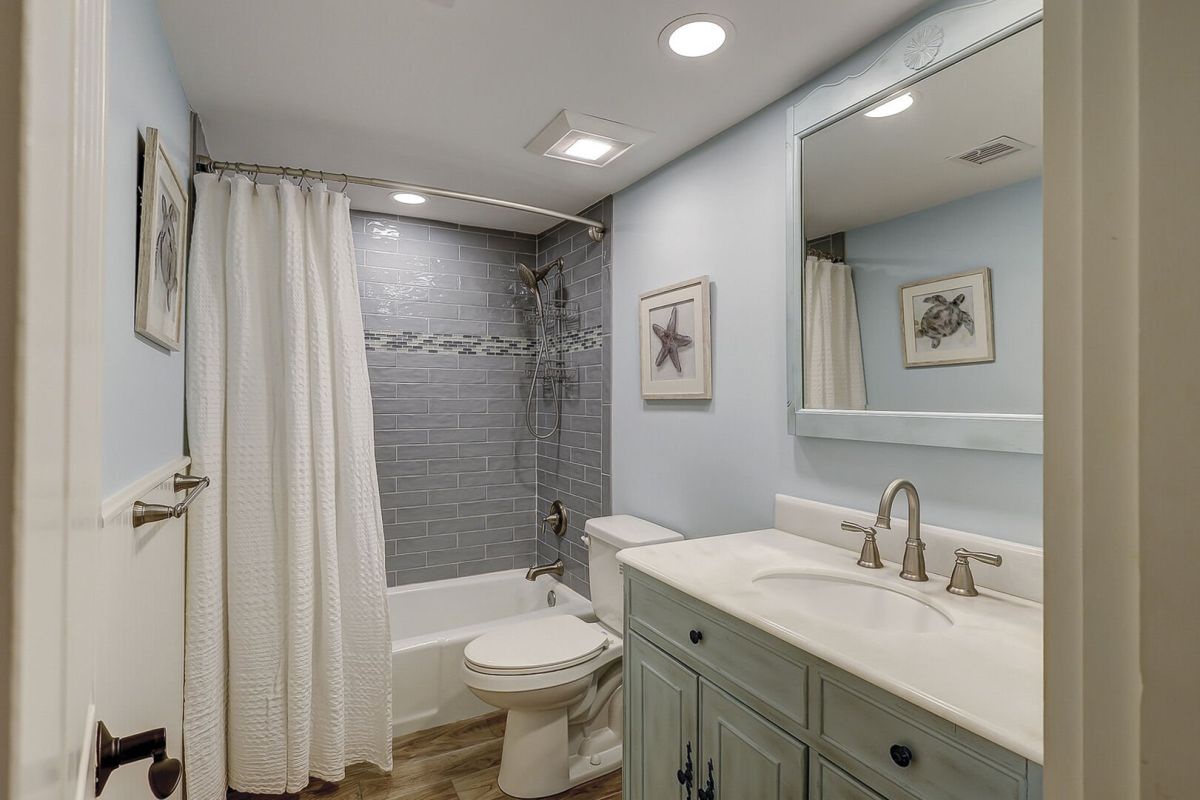 Primary En-Suite Bathroom